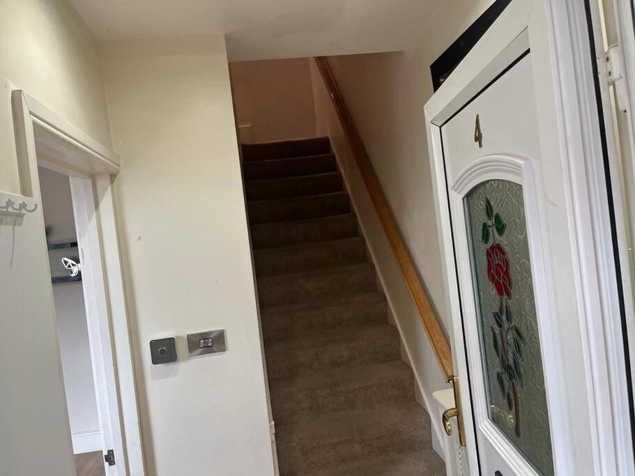 Fabulous 3 Bedroom House , Sleeps Up To 5-7 Guest. South Ockendon Exterior foto